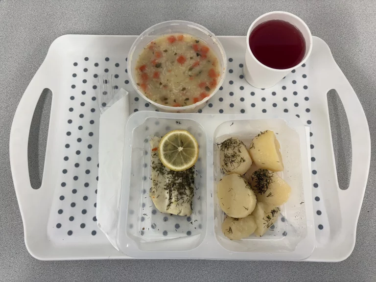 Obiad dieta z ogr. łatwo przyswajalnych węglowodanów: Kompot owocowy 250ml, Zupa ryżowa 400 ml (seler, mleko),  Miruna pieczona z cytryną i koperkiem 90 g (ryba), Ziemniaki gotowane z koperkiem 200g, Surówka z kapusty pekińskiej i marchewki 150 g (mleko).