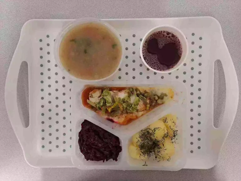 Obiad: dieta z ograniczeniem łatwoprzyswajalnych węglowodanów 

kompot owocowy b/c 250 ml, pieczarkowa z makaronem 400 ml (seler, gluten, jaja, mleko), filet z kurczaka zapiekany z brokułem, papryką i mozzarellą 120 g (gluten, mleko), sos pomidorowy 50 ml (gluten, mleko), ziemniaki gotowane z koperkiem 200 g, buraczki oprószane 150 g (gluten)