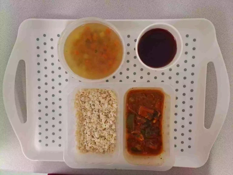 Obiad: dieta z ograniczeniem łatwoprzyswajalnych węglowodanów 

kompot owocowy b/c 250ml, zupa fasolowa z ziemniakami 400 ml (mleko, seler), leczo z mięsem drobiowym 200 g, ryż na sypko brązowy 200 g 