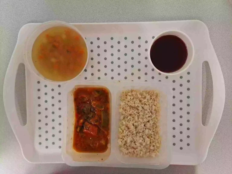 Obiad: dieta podstawowa

kompot owocowy b/c 250ml, zupa fasolowa z ziemniakami 400 ml (mleko, seler), leczo z mięsem drobiowym 200 g, ryż na sypko brązowy 200 g