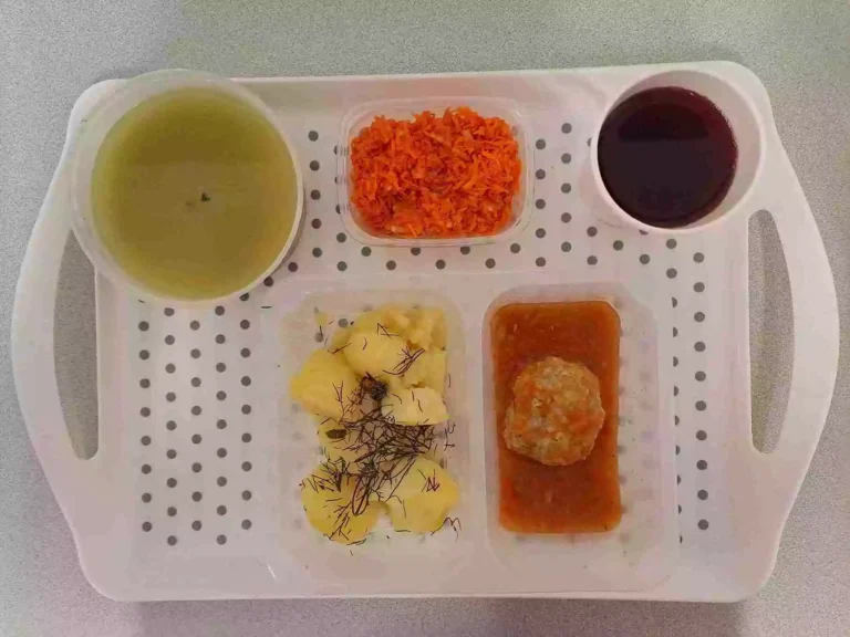 Obiad: dieta z ograniczeniem łatwoprzyswajalnych węglowodanów 

kompot owocowy b/c 250ml, szpinakowa z ryżem 400 ml (seler, mleko), klopsiki drobiowe 80 g (gluten, jaja), sos jarzynowy 50 ml (mleko, gluten, seler), ziemniaki gotowane z koperkiem 200 g, surówka z marchwi i jabłka 150 g