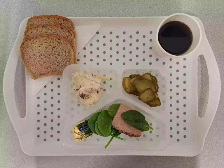 Śniadanie: dieta z ograniczeniem łatwoprzyswajalnych węglowodanów

herbata czarna b/c - 250ml, chleb graham - 100g (sezam, gluten), margaryna 60 % tł. 10 g, pasztet drobiowy 40g (seler, gluten, jaja), pasta z twarogu i suszonych pomidorów 40 g (mleko), szpinak liście 10 g, ogórek kiszony 80 g