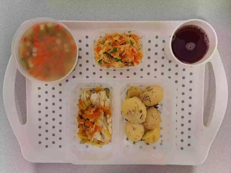 Obiad: dieta z ograniczeniem łatwoprzyswajalnych węglowodanów 

kompot owocowy b/c 250 ml, zupa wielowarzywna z kaszą pęczak 400 ml (gluten, seler), morszczuk pieczony w warzywach 100 g (ryba, seler), ziemniaki gotowane z kop. - 200g, surówka z kapusty kiszonej i marchewki 150 g