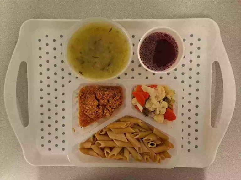 Obiad: dieta z ograniczeniem łatwoprzyswajalnych węglowodanów 

kompot owocowy b/c 250ml, ogórkowa z ziemniakami 400 ml (mleko, seler), sos boloński z mięsem drobiowym 150 g (gluten), makaron pełnoziarnisty 200 g (jaja, gluten), mix warzyw gotowanych 150 g