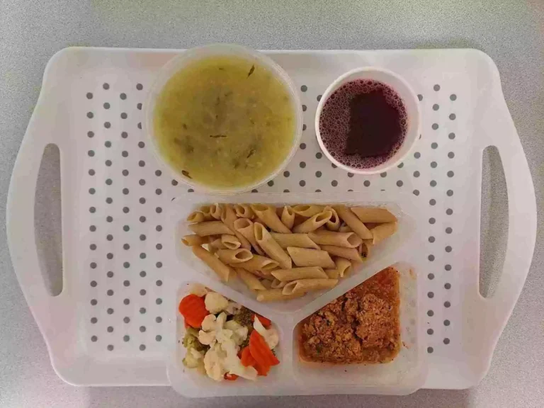 Obiad: dieta podstawowa

kompot owocowy b/c 250ml, ogórkowa z ziemniakami 400 ml (mleko, seler), sos boloński z mięsem drobiowym 150 g (gluten), makaron pełnoziarnisty 200 g (jaja, gluten), mix warzyw gotowanych 150 g