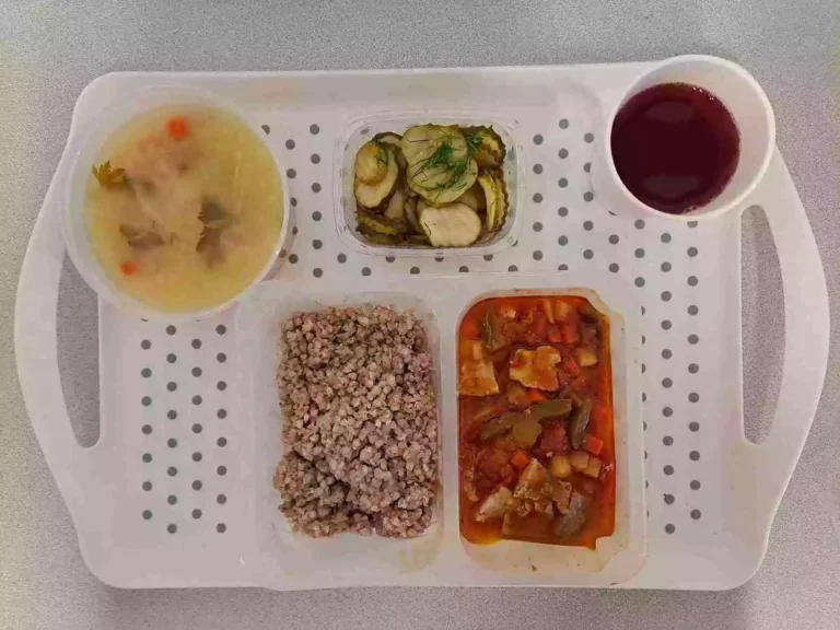 Obiad: dieta z ograniczeniem łatwoprzyswajalnych węglowodanów 

kompot owocowy b/c 250ml, kapuśniak z kapusty kiszonej z ziemniakami 400ml (seler), gulasz wieprzowy 150 g (gluten), kasza gryczana 200 g (gluten), sałatka szwedzka 150 g