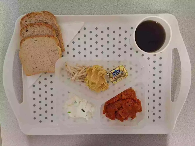 Śniadanie: dieta podstawowa

herbata czarna b/c - 250ml, chleb graham - 70g (gluten, sezam), chleb pszenny – 30g (gluten), margaryna 60% tł. -10g, pasta twarogowa ze szczypiorkiem 50 g (mleko), hummus 30 g (sezam), pasta z włoszczyzny z koncentratem pomidorowym 80 g (seler), kiełki fasoli mung 10 g