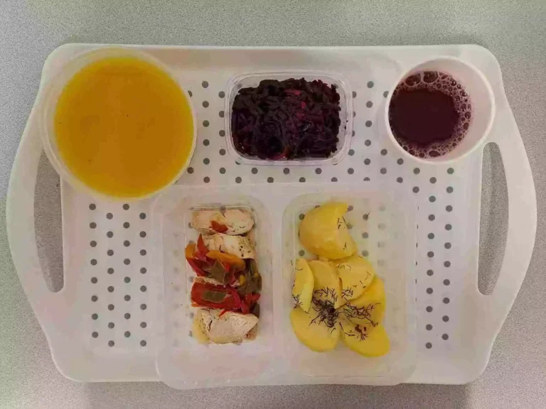 Obiad: dieta z ograniczeniem łatwoprzyswajalnych węglowodanów 

kompot owocowy b/c 250 ml, krem z dyni z grzankami 400 ml (mleko, gluten, jaja, seler), pierś z kurczaka zapiekana z papryką i mozzarellą 110 g (mleko), ziemniaki gotowane z koperkiem 200 g, buraczki tarte z jabłkiem 150 g