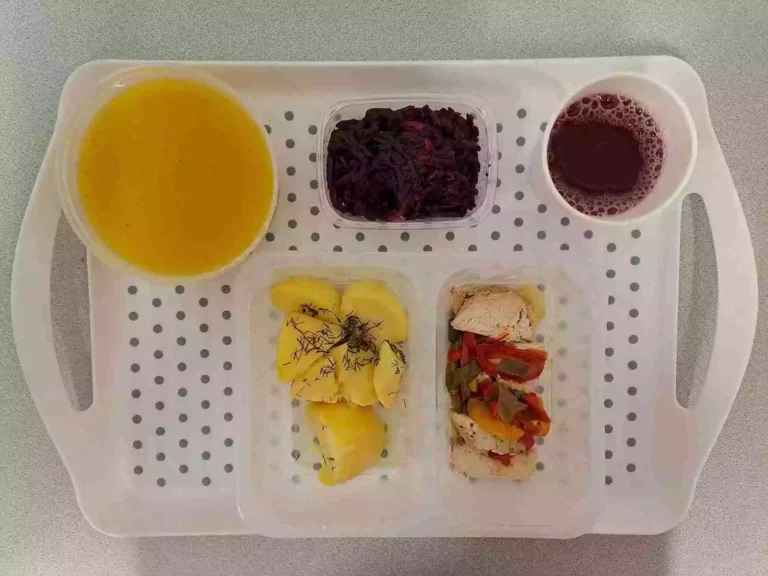 Obiad: dieta podstawowa

kompot owocowy b/c 250 ml, krem z dyni z grzankami 400 ml (mleko, gluten, jaja, seler), pierś z kurczaka zapiekana z papryką i mozzarellą 110 g (mleko), ziemniaki gotowane z koperkiem 200 g, buraczki tarte z jabłkiem 150 g