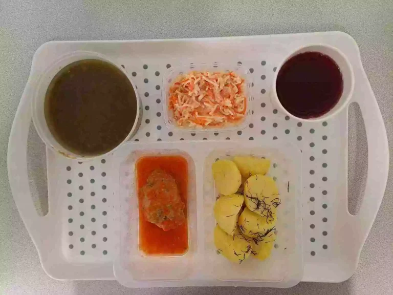 Obiad: dieta z ograniczeniem łatwoprzyswajalnych węglowodanów
kompot owocowy b/c 250 ml, szpinakowa z ryżem 400ml (seler, mleko), zrazik wieprzowy mielony pieczony 80 g (jaja, gluten), sos jarzynowy 50 ml (gluten, mleko, seler), ziemniaki gotowane z koperkiem 200 g, surówka z marchwi, selera i jabłka z jogurtem 150 g (seler, mleko) Obiad: dieta z ograniczeniem łatwoprzyswajalnych węglowodanów
kompot owocowy b/c 250 ml, szpinakowa z ryżem 400ml (seler, mleko), zrazik wieprzowy mielony pieczony 80 g (jaja, gluten), sos jarzynowy 50 ml (gluten, mleko, seler), ziemniaki gotowane z koperkiem 200 g, surówka z marchwi, selera i jabłka z jogurtem 150 g (seler, mleko)