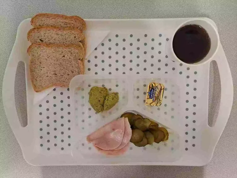 Śniadanie: dieta z ograniczeniem łatwoprzyswajalnych węglowodanów
herbata czarna b/c -250ml, chleb graham - 100g (gluten, sezam), margaryna 60% tł. - 10g, pasta z zielonego groszku z bazylią 40 g, wędlina z indyka 40 g (soja), kiełki fasoli mung 10 g, ogórek kiszony 80 g Śniadanie: dieta z ograniczeniem łatwoprzyswajalnych węglowodanów
herbata czarna b/c -250ml, chleb graham - 100g (gluten, sezam), margaryna 60% tł. - 10g, pasta z zielonego groszku z bazylią 40 g, wędlina z indyka 40 g (soja), kiełki fasoli mung 10 g, ogórek kiszony 80 g