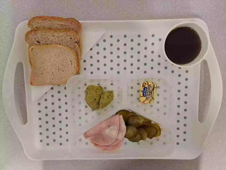 Śniadanie: dieta podstawowa
herbata czarna b/c -250ml, chleb graham -70g (gluten, sezam), chleb pszenny – 30g (gluten), margaryna 60% tł. - 10g, pasta z zielonego groszku z bazylią 40 g, wędlina z indyka 40 g (soja), kiełki fasoli mung 10 g, ogórek kiszony 80 g Śniadanie: dieta podstawowa
herbata czarna b/c -250ml, chleb graham -70g (gluten, sezam), chleb pszenny – 30g (gluten), margaryna 60% tł. - 10g, pasta z zielonego groszku z bazylią 40 g, wędlina z indyka 40 g (soja), kiełki fasoli mung 10 g, ogórek kiszony 80 g