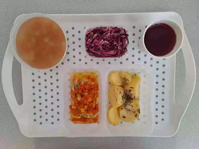 Obiad: dieta z ograniczeniem łatwoprzyswajalnych węglowodanów 

kompot owocowy b/c 250ml, krupnik jęczmienny z warzywami 400 ml (gluten, mleko), łosoś na parze z warzywami 100 g (ryba, seler), ziemniaki gotowane z koperkiem 200 g, surówka z kapusty czerwonej 150 g (mleko)