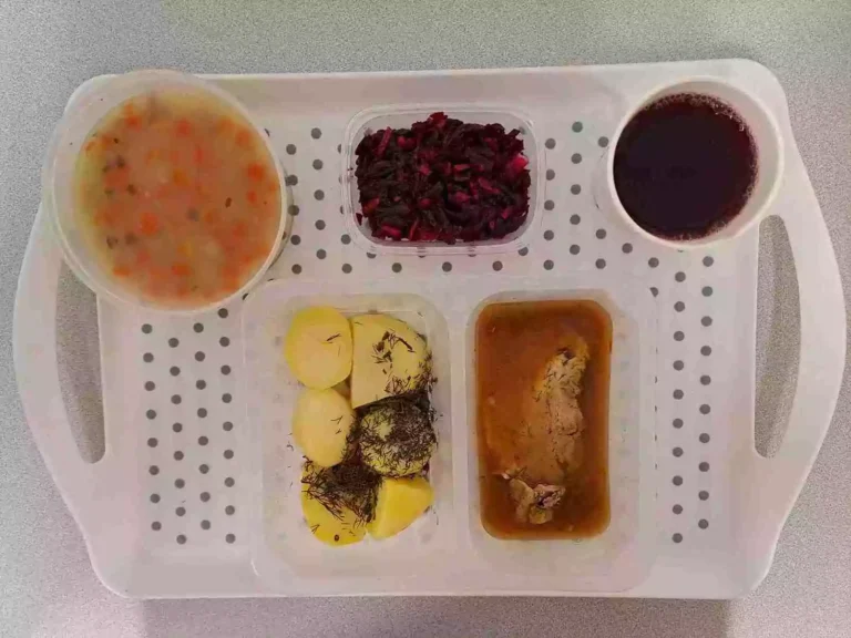 Obiad: dieta podstawowa

kompot owocowy b/c 250ml, krupnik jęczmienny z warzywami 400ml (mleko, seler, gluten), sztuka mięsa z szynki wieprzowej, pieczona 80 g, sos cebulowy 50 g (gluten, mleko), ziemniaki gotowane z koperkiem 200 g, buraczki z jabłkiem 150 g