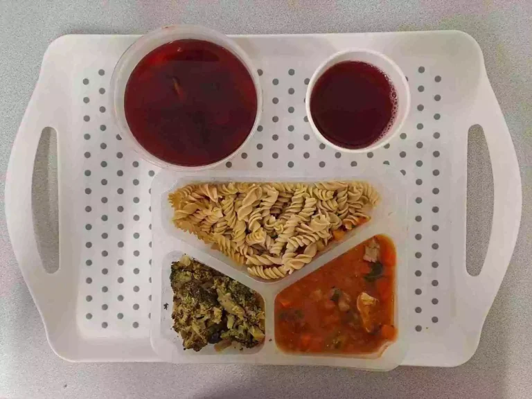 Obiad: dieta z ograniczeniem łatwoprzyswajalnych węglowodanów 

kompot owocowy b/c 250ml, barszcz czerwony z ziemniakami 400 ml (mleko, seler), potrawka drobiowa 150 g (gluten), makaron pełnoziarnisty 200 g (jaja, gluten), brokuł gotowany 150 g