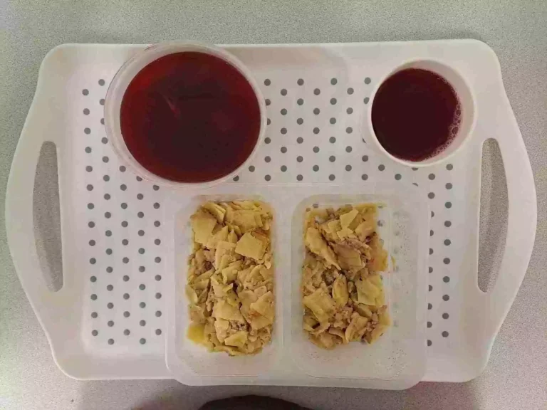 Obiad: dieta podstawowa

kompot owocowy b/c 250ml, barszcz czerwony z ziemniakami 400 ml (mleko, seler), łazanki z mięsem wieprzowym i kapustą 350 g (jaja, gluten)