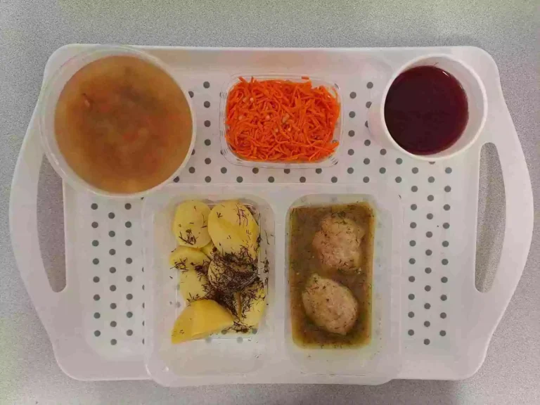 Obiad: dieta z ograniczeniem łatwoprzyswajalnych węglowodanów 

kompot owocowy b/c 250 ml, zupa wielowarzywna z kaszą pęczak 400ml (seler, gluten, mleko), klopsiki drobiowe gotowane 80 g (gluten, jaja, mleko), sos koperkowy 50 ml (gluten, mleko), ziemniaki gotowane 200 g, surówka z marchwi i jabłka 150 g