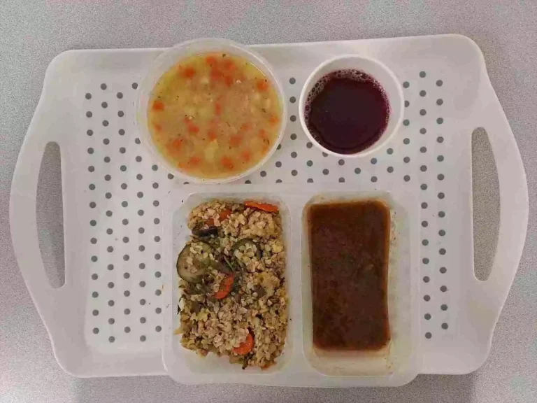 Obiad: dieta z ograniczeniem łatwoprzyswajalnych węglowodanów 

kompot owocowy b/c 250 ml, grochówka z ziemniakami 400 ml (seler, mleko), risotto z brązowego ryżu z warzywami z mięsem wieprzowym 350 g (seler, soja), sos pieczarkowy 80 ml (mleko, gluten)