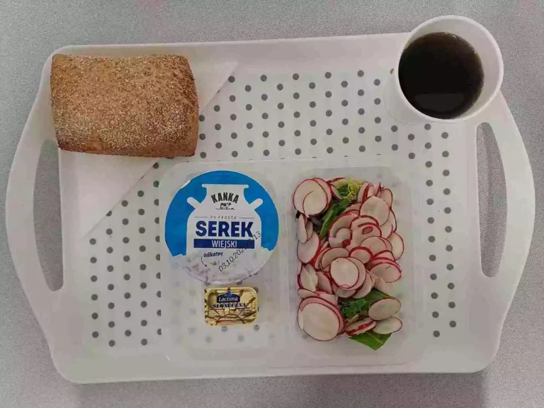Śniadanie: dieta z ograniczeniem łatwoprzyswajalnych węglowodanów

herbata czarna b/c - 250ml, bułka graham - 100g (gluten), margaryna 60% tł. -10g, serek wiejski 200 g 1 szt. (mleko), mix sałat 20 g, rzodkiewka 80 g