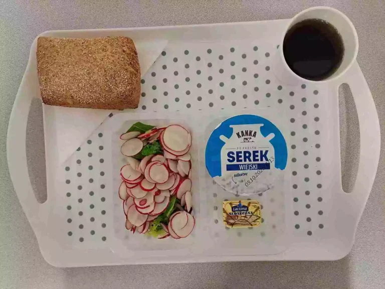 Śniadanie: dieta podstawowa

herbata czarna b/c - 250ml, bułka graham - 100g (gluten), margaryna 60% tł. -10g, serek wiejski 200 g 1 szt. (mleko), mix sałat 20 g, rzodkiewka 80 g