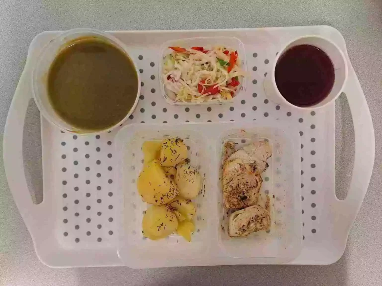 Obiad: dieta z ograniczeniem łatwoprzyswajalnych węglowodanów 

kompot owocowy b/c 250 ml, zupa krem z zielonych warzyw z grzankami 400 ml (gluten, seler, mleko), filet z piersi kurczaka pieczony w marynacie jogurtowo – ziołowej 80 g (mleko), ziemniaki gotowane z koperkiem 200 g surówka z papryki 150 g (mleko)