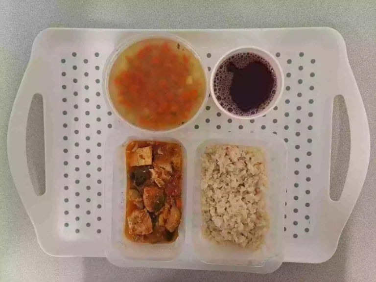 Obiad: dieta z ograniczeniem łatwoprzyswajalnych węglowodanów 

kompot owocowy b/c 250ml, zupa ogórkowa z ziemniakami 400 ml (mleko, seler), leczo z mięsem drobiowym 200 g , ryż na sypko brązowy 200 g