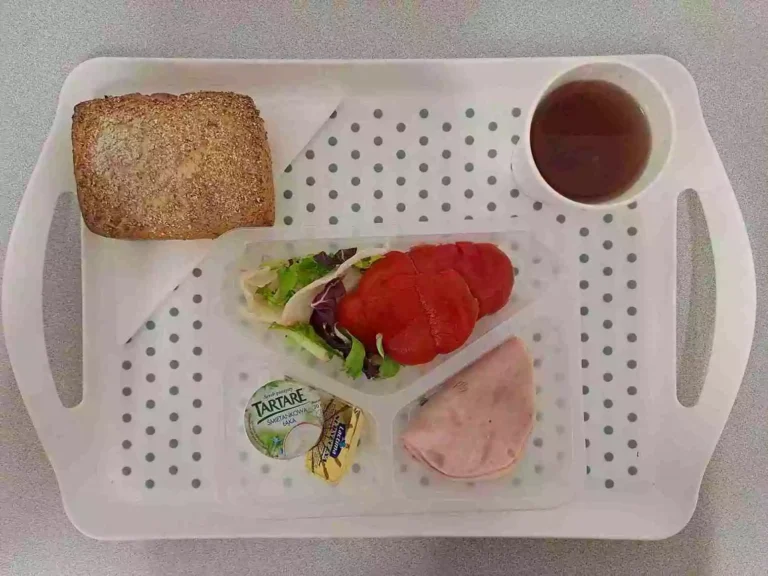 Śniadanie: dieta podstawowa

herbata czarna b/c - 250ml, bułka graham - 100g (gluten), margaryna 60% tł. 10 g, wędlina z indyka 60 g (soja), serek tartare 20 g 1 szt. (mleko), mix sałat 10 g, papryka konserwowa 80 g