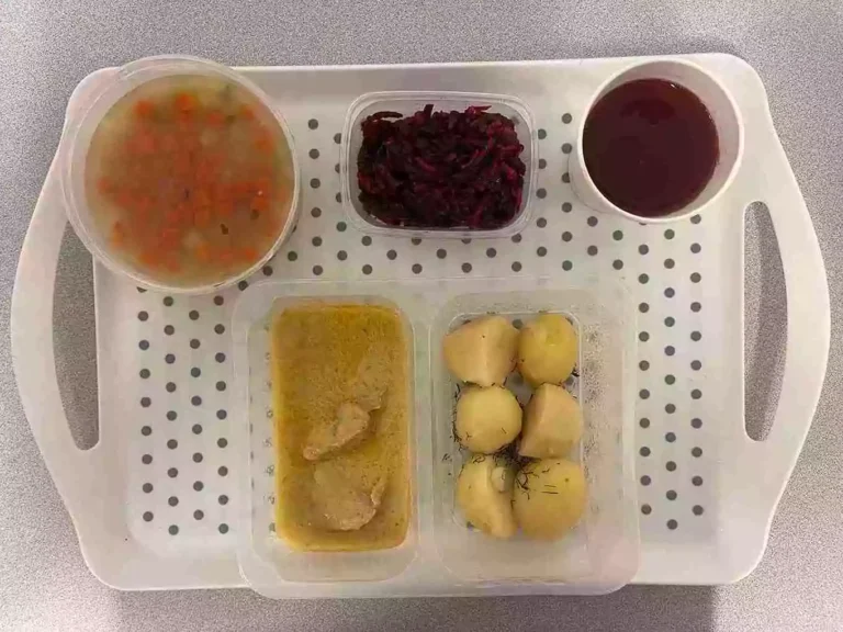 Obiad: dieta z ograniczeniem łatwoprzyswajalnych węglowodanów 

kompot owocowy b/c 250ml, krupnik jęczmienny z warzywami 400ml (mleko, seler, gluten), sztuka mięsa z szynki wieprzowej, pieczona 80 g, sos cebulowy 50 g (gluten, mleko), ziemniaki gotowane z koperkiem 200 g, buraczki z jabłkiem 150 g