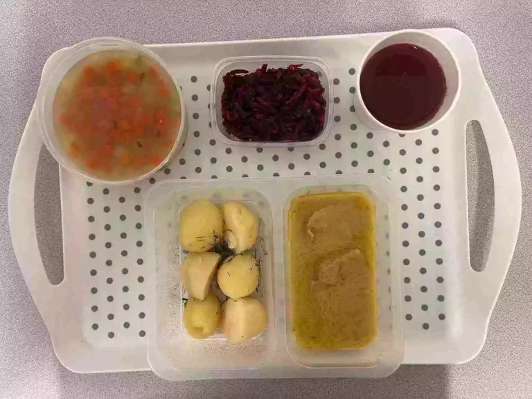 Obiad: dieta podstawowa

kompot owocowy b/c 250ml, krupnik jęczmienny z warzywami 400ml (mleko, seler, gluten), sztuka mięsa z szynki wieprzowej, pieczona 80 g, sos cebulowy 50 g (gluten, mleko), ziemniaki gotowane z koperkiem 200 g, buraczki z jabłkiem 150 g