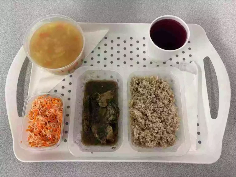 Obiad: dieta z ograniczeniem łatwoprzyswajalnych węglowodanów
kompot owocowy b/c 250ml, kalafiorowa z ziemniakami 400ml (seler, mleko), mięso z udźca indyka pieczone 80 g, sos pieczarkowy 50 ml (gluten, mleko), kasza jęczmienna 200 g (gluten), surówka z marchwi, selera i jabłka z jogurtem 150 g (seler, mleko) Obiad: dieta z ograniczeniem łatwoprzyswajalnych węglowodanów
kompot owocowy b/c 250ml, kalafiorowa z ziemniakami 400ml (seler, mleko), mięso z udźca indyka pieczone 80 g, sos pieczarkowy 50 ml (gluten, mleko), kasza jęczmienna 200 g (gluten), surówka z marchwi, selera i jabłka z jogurtem 150 g (seler, mleko)