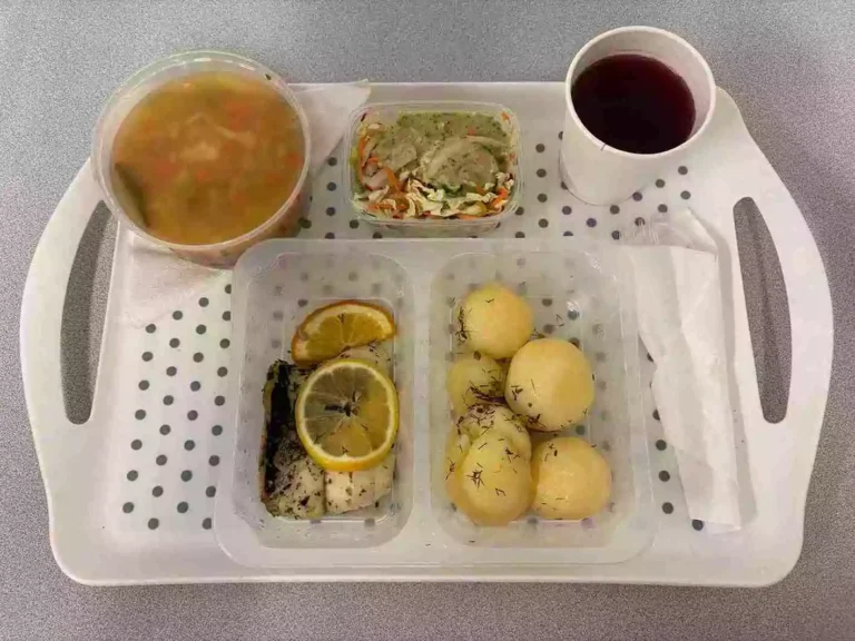 Obiad: dieta z ograniczeniem łatwoprzyswajalnych węglowodanów 

kompot owocowy b/c 250ml, zupa jarzynowa z ryżem 400 ml (seler, mleko), miruna pieczona z cytryną i koperkiem 90 g (ryba),  ziemniaki gotowane z koperkiem 200g, surówka z kapusty pekińskiej z sosem vinegret 150 g