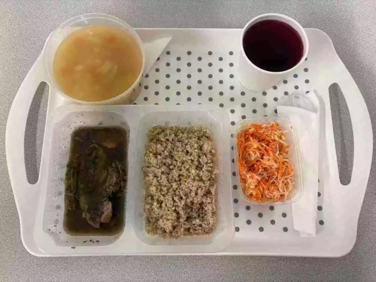 Obiad: dieta podstawowa
kompot owocowy b/c 250ml, kalafiorowa z ziemniakami 400ml (seler, mleko), mięso z udźca indyka pieczone 80 g, sos pieczarkowy 50 ml (gluten, mleko), kasza jęczmienna 200 g (gluten), surówka z marchwi, selera i jabłka z jogurtem 150 g (seler, mleko) Obiad: dieta podstawowa
kompot owocowy b/c 250ml, kalafiorowa z ziemniakami 400ml (seler, mleko), mięso z udźca indyka pieczone 80 g, sos pieczarkowy 50 ml (gluten, mleko), kasza jęczmienna 200 g (gluten), surówka z marchwi, selera i jabłka z jogurtem 150 g (seler, mleko)