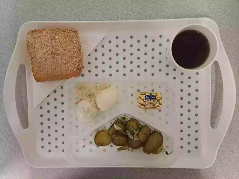 Śniadanie: dieta podstawowa

herbata czarna b/c- 250ml, bułka graham - 100g (gluten), margaryna 60% tł. -10 g, jajko gotowane 2 szt. 100 g (jaja), sos tatarski 30 g (gorczyca, mleko), sałatka z ogórka kiszonego i cebuli 100 g