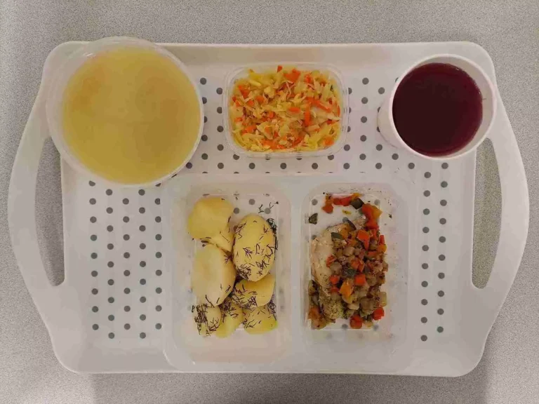 Obiad: dieta z ograniczeniem łatwoprzyswajalnych węglowodanów 
kompot owocowy b/c 250 ml, zupa wielowarzywna z kaszą pęczak 400 ml (gluten, seler), morszczuk pieczony w warzywach 100 g (ryba, seler), ziemniaki gotowane z kop.- 200g, surówka z kapusty kiszonej i marchewki 150 g Obiad: dieta z ograniczeniem łatwoprzyswajalnych węglowodanów 
kompot owocowy b/c 250 ml, zupa wielowarzywna z kaszą pęczak 400 ml (gluten, seler), morszczuk pieczony w warzywach 100 g (ryba, seler), ziemniaki gotowane z kop.- 200g, surówka z kapusty kiszonej i marchewki 150 g