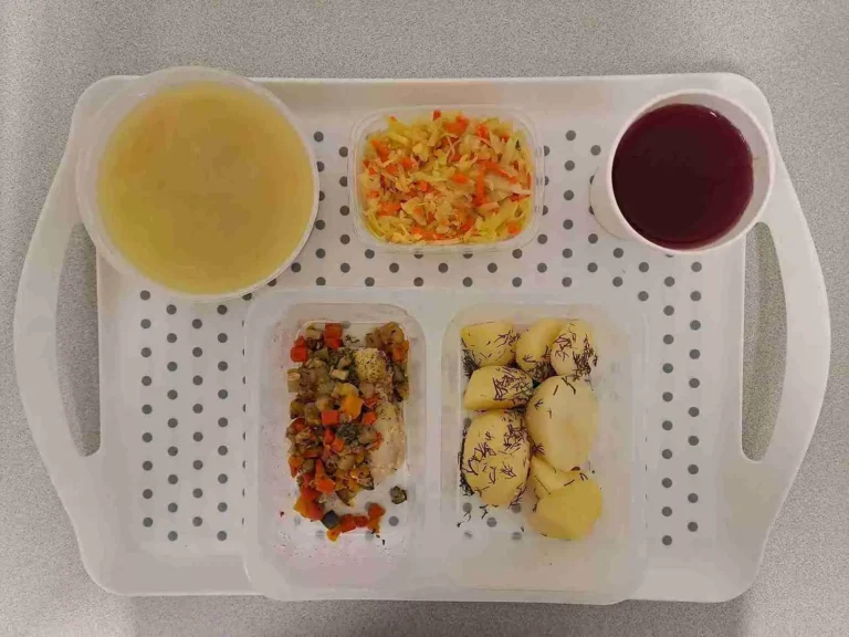 Obiad: dieta podstawowa
kompot owocowy b/c 250 ml, zupa wielowarzywna z kaszą pęczak 400 ml (gluten, seler), morszczuk pieczony w warzywach 100 g (ryba, seler), ziemniaki gotowane z kop.- 200g, surówka z kapusty kiszonej i marchewki 150 g Obiad: dieta podstawowa
kompot owocowy b/c 250 ml, zupa wielowarzywna z kaszą pęczak 400 ml (gluten, seler), morszczuk pieczony w warzywach 100 g (ryba, seler), ziemniaki gotowane z kop.- 200g, surówka z kapusty kiszonej i marchewki 150 g
