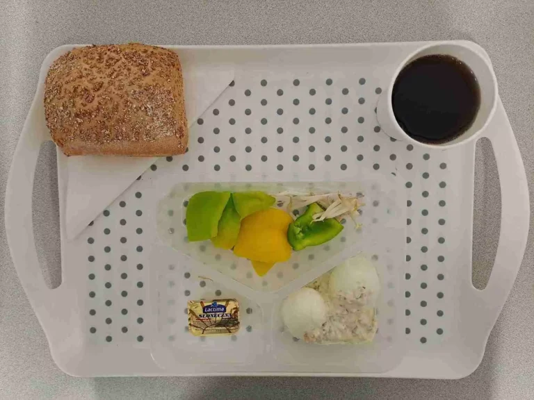 Śniadanie: dieta podstawowa
herbata czarna b/c - 250ml, bułka graham - 100g (gluten), margaryna 60% tł. - 10g, jajko gotowane 2 szt. 100 g (jaja), sos tatarski 40 g (mleko), papryka świeża 80 g, kiełki fasoli mung 10 g Śniadanie: dieta podstawowa
herbata czarna b/c - 250ml, bułka graham - 100g (gluten), margaryna 60% tł. - 10g, jajko gotowane 2 szt. 100 g (jaja), sos tatarski 40 g (mleko), papryka świeża 80 g, kiełki fasoli mung 10 g
