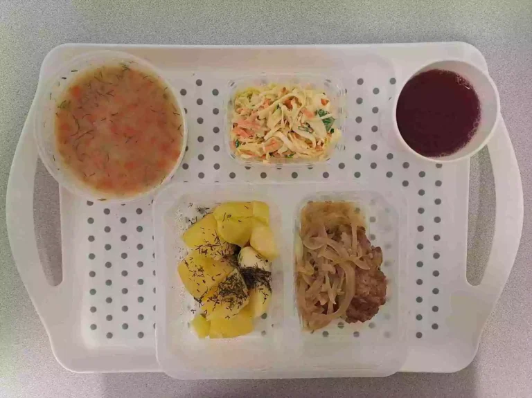 Obiad: dieta z ograniczeniem łatwoprzyswajalnych węglowodanów 

kompot owocowy b/c 250ml, koperkowa z zacierką 400 ml (seler, mleko), rumsztyk wieprzowy mielony, pieczony z 80 g z cebulą 20 g (jaja, gluten, mleko), ziemniaki gotowane z koperkiem 200 g, surówka, colesław 150 g (mleko)
