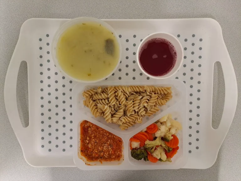 Obiad, dieta z ograniczeniem łatwo przyswajalnych węglowodanów: kompot owocowy b/c 250ml, ogórkowa z ziemniakami 400 ml (mleko,seler), sos boloński z mięsem drobiowym 150 g (gluten), makaron pełnoziarnisty 200 g (jaja, gluten), mix warzyw gotowanych (marchew, kalafior, brokuł) 150 g Obiad, dieta z ograniczeniem łatwo przyswajalnych węglowodanów: kompot owocowy b/c 250ml, ogórkowa z ziemniakami 400 ml (mleko,seler), sos boloński z mięsem drobiowym 150 g (gluten), makaron pełnoziarnisty 200 g (jaja, gluten), mix warzyw gotowanych (marchew, kalafior, brokuł) 150 g