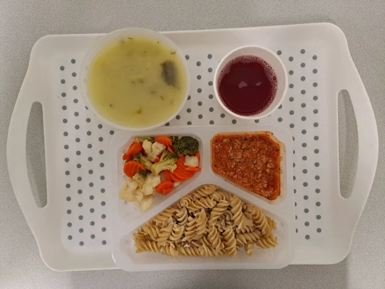 Obiad, dieta podstawowa: kompot owocowy b/c 250ml, ogórkowa z ziemniakami 400 ml (mleko,seler), sos boloński z mięsem drobiowym 150 g (gluten), makaron pełnoziarnisty 200 g (jaja, gluten), mix warzyw gotowanych (marchew, kalafior, brokuł) 150 g Obiad, dieta podstawowa: kompot owocowy b/c 250ml, ogórkowa z ziemniakami 400 ml (mleko,seler), sos boloński z mięsem drobiowym 150 g (gluten), makaron pełnoziarnisty 200 g (jaja, gluten), mix warzyw gotowanych (marchew, kalafior, brokuł) 150 g