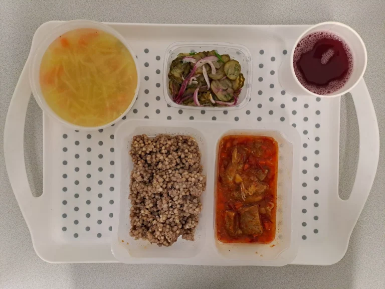 Obiad, dieta z ograniczeniem łatwo przyswajalnych węglowodanów: kompot owocowy b/c 250ml, kapuśniak z kiszonej kapusty z ziemniakami 400ml (seler), gulasz wieprzowy 150 g (gluten), kasza gryczana 200 g (gluten), sałatka szwedzka 150 g Obiad, dieta z ograniczeniem łatwo przyswajalnych węglowodanów: kompot owocowy b/c 250ml, kapuśniak z kiszonej kapusty z ziemniakami 400ml (seler), gulasz wieprzowy 150 g (gluten), kasza gryczana 200 g (gluten), sałatka szwedzka 150 g
