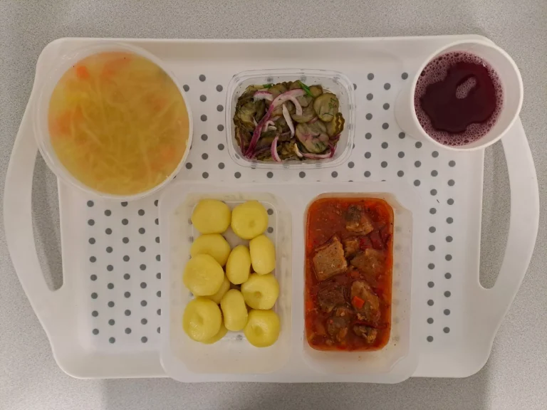 Obiad, dieta podstawowa: kompot owocowy b/c 250ml, kapuśniak z kapusty kiszonej z ziemniakami 400ml (seler), gulasz wieprzowy 150 g (gluten), kluski śląskie 200 g (gluten), sałatka szwedzka 150 g Obiad, dieta podstawowa: kompot owocowy b/c 250ml, kapuśniak z kapusty kiszonej z ziemniakami 400ml (seler), gulasz wieprzowy 150 g (gluten), kluski śląskie 200 g (gluten), sałatka szwedzka 150 g