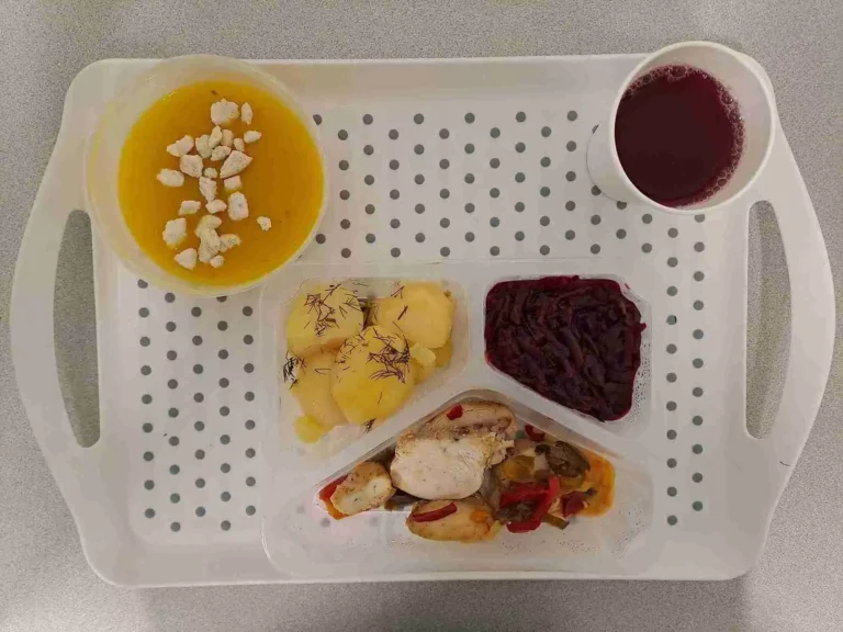 Obiad: dieta z ograniczeniem łatwoprzyswajalnych węglowodanów 

kompot owocowy b/c 250 ml, krem z dyni z grzankami 400 ml (mleko, gluten, jaja, seler), pierś z kurczaka zapiekana z papryką i mozzarellą 110 g (mleko), ziemniaki gotowane z koperkiem 200 g, buraczki gotowane 150 g