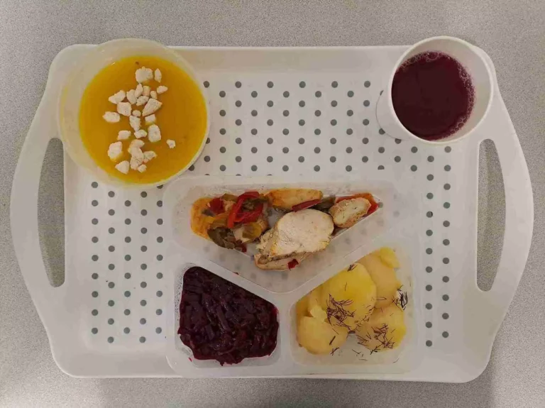 Obiad: dieta podstawowa

kompot owocowy b/c 250 ml, krem z dyni z grzankami 400 ml (mleko, gluten, jaja, seler), pierś z kurczaka zapiekana z papryką i mozzarellą 110 g (mleko), ziemniaki gotowane z koperkiem 200 g, buraczki gotowane 150 g