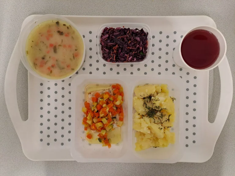 Obiad, dieta z ograniczeniem łatwo przyswajalnych węglowodnaów: kompot owocowy b/c 250ml, krupnik jęczmienny z warzywami 400 ml (gluten, mleko), łosoś na parze z warzywami (włoszczyzna kostka, dynia, cukinia) 100 g (ryba, seler), ziemniaki gotowane z koperkiem 200 g, surówka z kapusty czerwonej 150 g (mleko) Obiad, dieta z ograniczeniem łatwo przyswajalnych węglowodnaów: kompot owocowy b/c 250ml, krupnik jęczmienny z warzywami 400 ml (gluten, mleko), łosoś na parze z warzywami (włoszczyzna kostka, dynia, cukinia) 100 g (ryba, seler), ziemniaki gotowane z koperkiem 200 g, surówka z kapusty czerwonej 150 g (mleko)