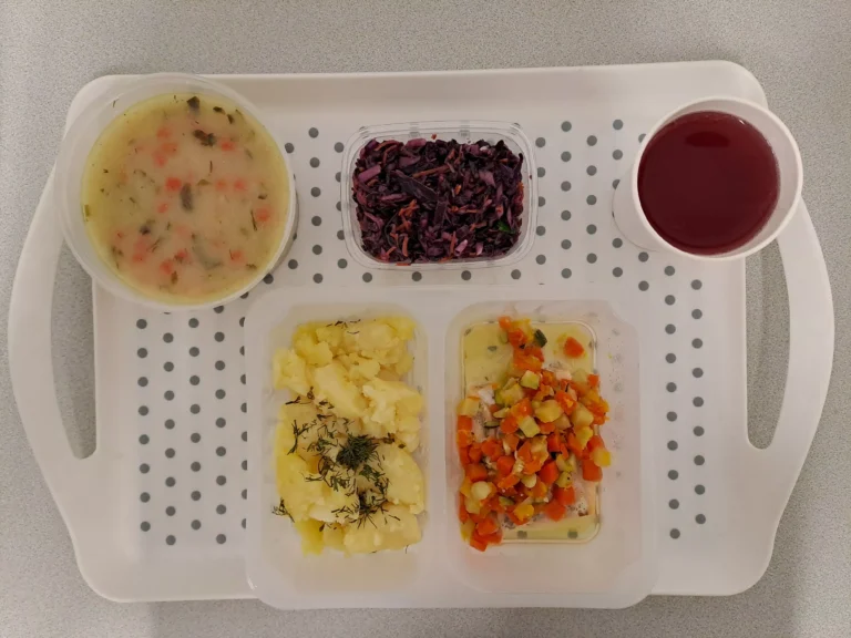 Obiad, dieta podstawowa: kompot owocowy b/c 250ml, krupnik jęczmienny z warzywami 400 ml (gluten, mleko), łosoś na parze z warzywami (włoszczyzna kostka, dynia, cukinia) 100 g (ryba, seler), ziemniaki gotowane z koperkiem 200 g, surówka z kapusty czerwonej 150 g (mleko) Obiad, dieta podstawowa: kompot owocowy b/c 250ml, krupnik jęczmienny z warzywami 400 ml (gluten, mleko), łosoś na parze z warzywami (włoszczyzna kostka, dynia, cukinia) 100 g (ryba, seler), ziemniaki gotowane z koperkiem 200 g, surówka z kapusty czerwonej 150 g (mleko)