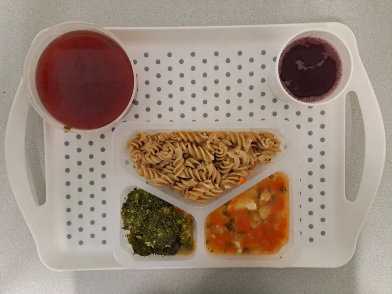 Obiad, dieta z ograniczeniem łatwo przyswajalnych węglowodanów: kompot owocowy b/c 250ml, barszcz czerwony z ziemniakami 400 ml (mleko, seler), potrawka drobiowa 150 g (gluten), makaron pełnoziarnisty 200 g (jaja, gluten), brokuł gotowany 150 g