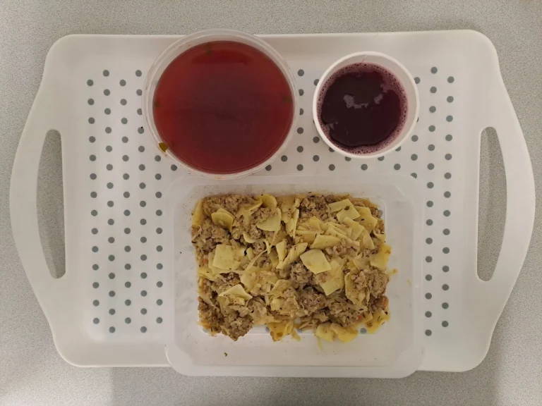Obiad, dieta podstawowa: kompot owocowy b/c 250ml, barszcz czerwony z ziemniakami 400 ml (mleko, seler), łazanki z mięsem wieprzowym i kapustą 350 g (jaja, gluten)