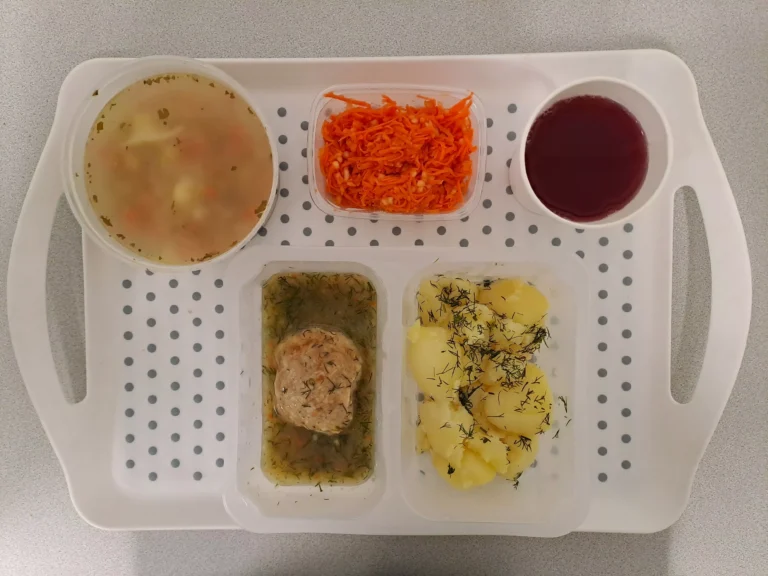 Obiad, dieta z ograniczeniem łatwo przyswajalnych węglowodanow: kompot owocowy b/c 250 ml, zupa wielowarzywna z kaszą pęczak 400ml (seler, gluten, mleko), klopsiki drobiowe gotowane 80 g (gluten, jaja, mleko), sos koperkowy 50 ml (gluten, mleko), ziemniaki gotowane 200 g, surówka z marchwi i jabłka 150 Obiad, dieta z ograniczeniem łatwo przyswajalnych węglowodanow: kompot owocowy b/c 250 ml, zupa wielowarzywna z kaszą pęczak 400ml (seler, gluten, mleko), klopsiki drobiowe gotowane 80 g (gluten, jaja, mleko), sos koperkowy 50 ml (gluten, mleko), ziemniaki gotowane 200 g, surówka z marchwi i jabłka 150