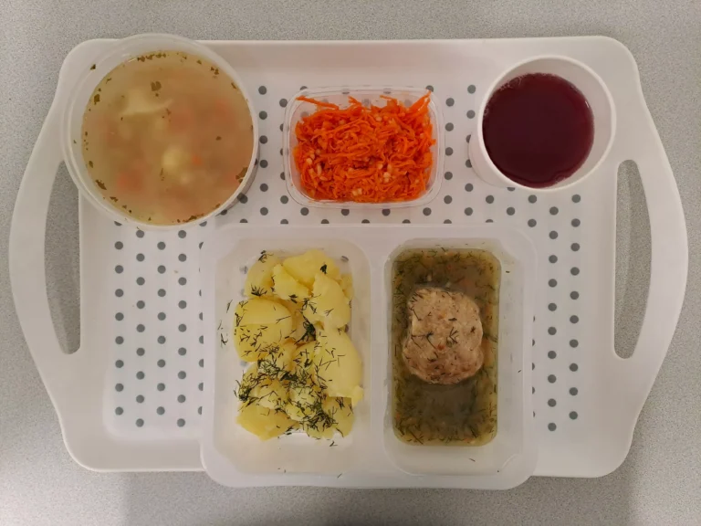 Obiad, dieta podstawowa: kompot owocowy b/c 250 ml, zupa wielowarzywna z kaszą pęczak 400ml (seler, gluten, mleko), klopsiki drobiowe gotowane 80 g (gluten, jaja, mleko), sos koperkowy 50 ml (gluten, mleko), ziemniaki gotowane 200 g, surówka z marchwi i jabłka 150 Obiad, dieta podstawowa: kompot owocowy b/c 250 ml, zupa wielowarzywna z kaszą pęczak 400ml (seler, gluten, mleko), klopsiki drobiowe gotowane 80 g (gluten, jaja, mleko), sos koperkowy 50 ml (gluten, mleko), ziemniaki gotowane 200 g, surówka z marchwi i jabłka 150