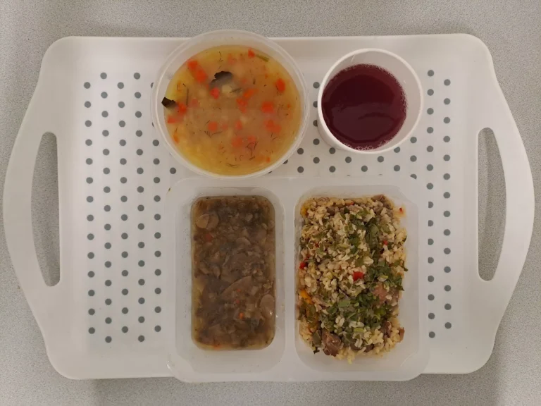 Obiad, dieta z ograniczeniem łatwo przyswajalnych węglowodanów: kompot owocowy b/c 250 ml , Grochówka z ziemniakami 400 ml (seler, mleko), risotto z brązowego ryżu z warzywami z mięsem wieprzowym 350 g (seler, soja), sos pieczarkowy 80 ml (mleko, gluten)